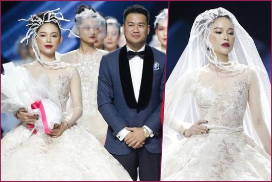 Linh Rin gặp sự cố khi mặc váy cưới, em chồng Tăng Thanh Hà không giúp bạn gái mà chỉ động viên và tặng hoa