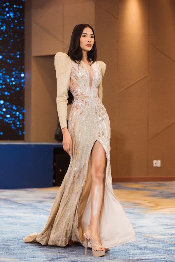 Võ Hoàng Yến chê thẳng mặt phong cách catwalk của Hoàng Thùy trước thềm Miss Universe 2019-4