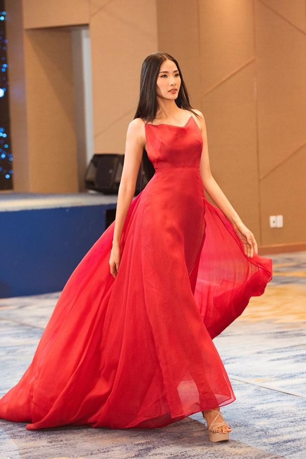 Võ Hoàng Yến chê thẳng mặt phong cách catwalk của Hoàng Thùy trước thềm Miss Universe 2019-5