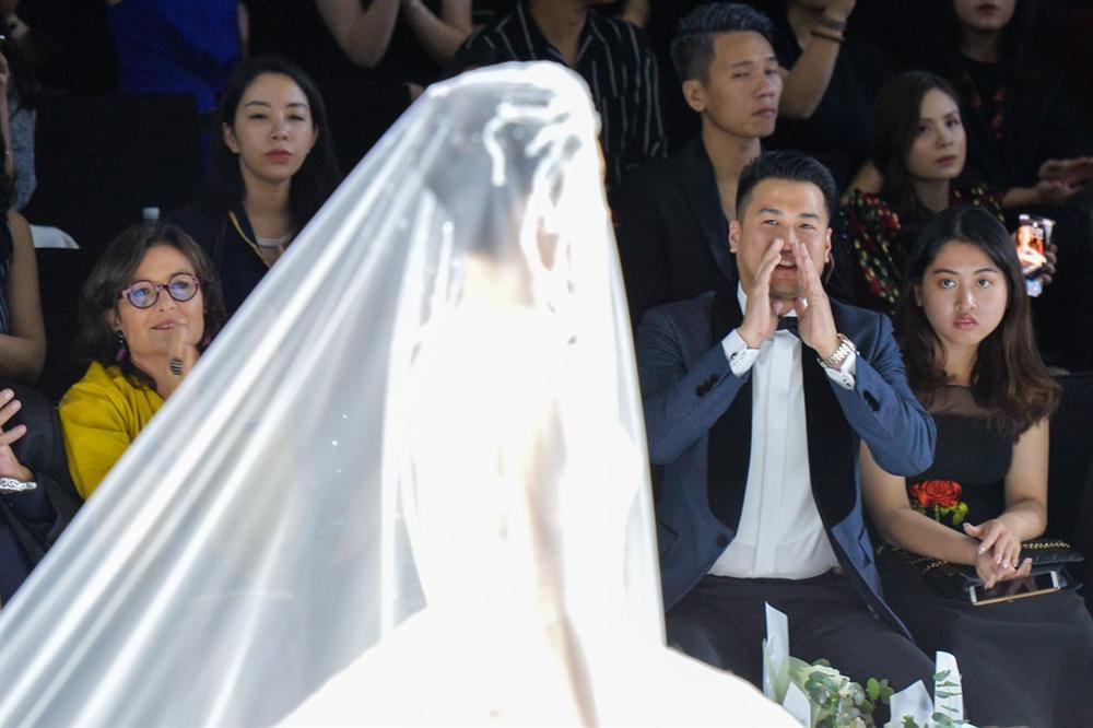 Linh Rin gặp sự cố khi mặc váy cưới, em chồng Tăng Thanh Hà không giúp bạn gái mà chỉ động viên và tặng hoa-3