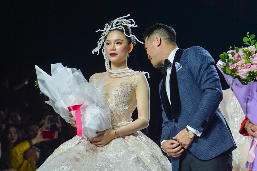 Linh Rin gặp sự cố khi mặc váy cưới, em chồng Tăng Thanh Hà không giúp bạn gái mà chỉ động viên và tặng hoa-6