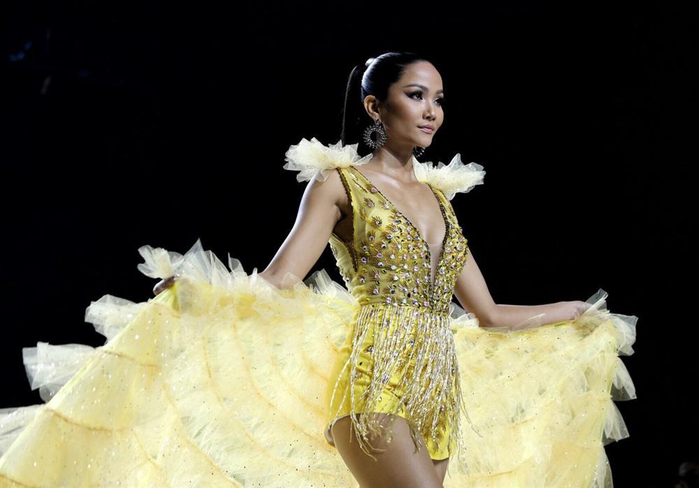 HHen Niê bế mẫu nhí bị ung thư catwalk gây xúc động-2