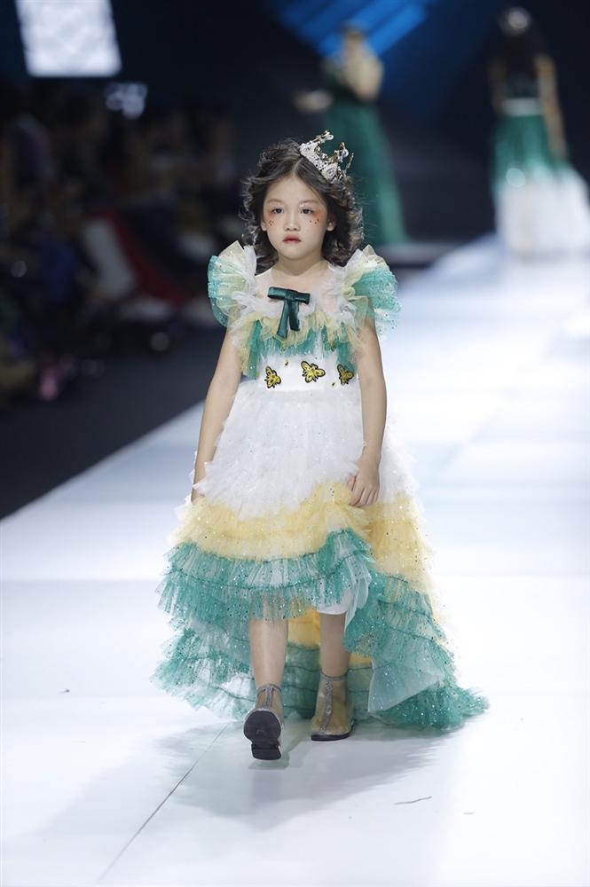 HHen Niê bế mẫu nhí bị ung thư catwalk gây xúc động-5