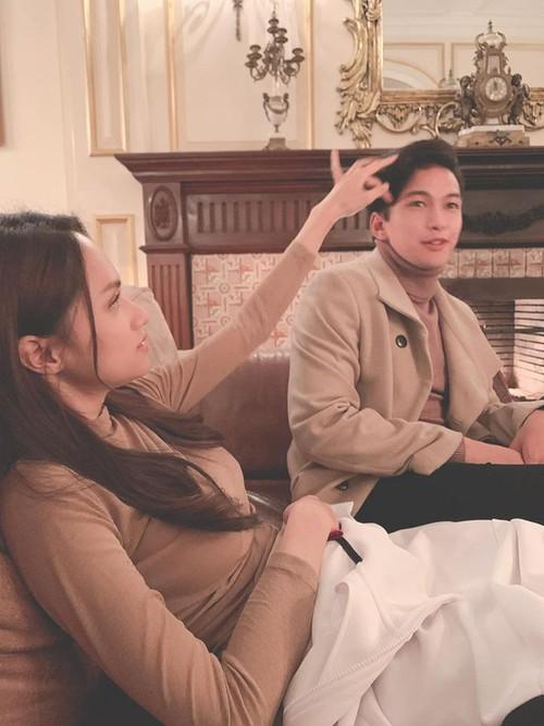 Nhìn bức hình tím lịm tìm sim, fan Hương Giang lo lắng thần tượng phải chịu phận nữ phụ đam mỹ trong ADODDA 3-2