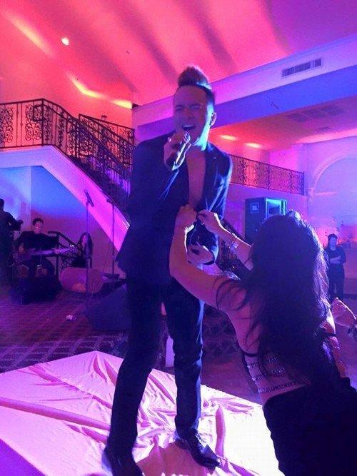 CHUYỆN GÌ ĐÂY: Đang nhảy sung trên sân khấu, S.T Sơn Thạch bị khán giả vồ thẳng vào bộ phận nhạy cảm-3