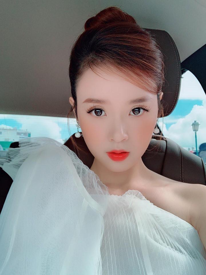 Nữ diễn viên vừa đón sinh nhật tuổi 30 vào đầu tháng 10. Cô tâm sự bản thân chỉ mong muốn mãi được sống trong vòng tay yêu thương của người thân, bạn bè. "Hạnh phúc đơn giản là sau mỗi năm nhìn lại, những người thương vẫn còn đây bên cạnh mình, không mong cầu cao xa, chỉ mong cầu đừng phân ly".