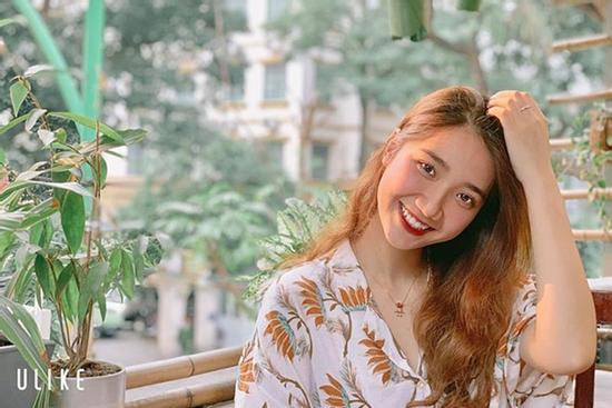 Cô giáo dạy Văn tương lai bất ngờ nổi tiếng trên mạng