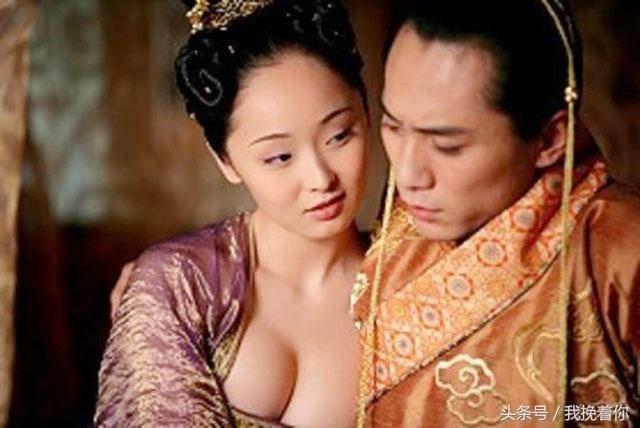 Nguyên tác Tiếng Sét Trong Mưa: Táo bạo và xôi thịt, gây tranh cãi suốt 80 năm-7