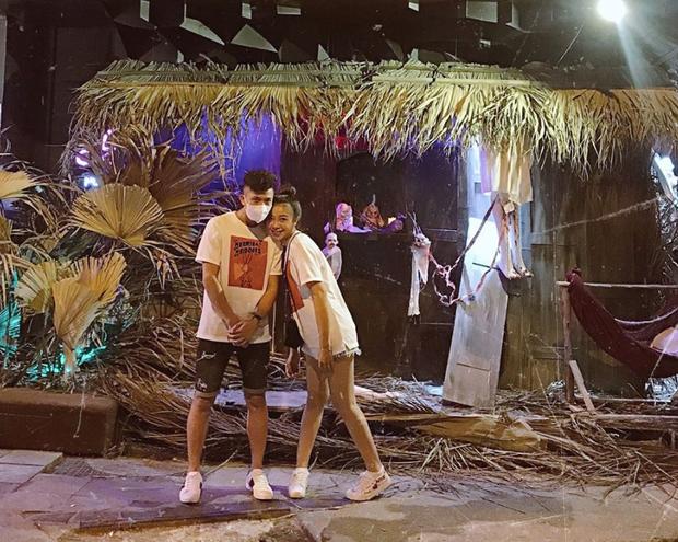 Lộ chuyện hẹn hò không lâu, cầu thủ nổi tiếng tuyển Việt Nam sẽ đám cưới với cô giáo hotgirl vào tháng 12?-1