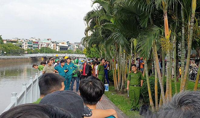 Người hiếu kỳ đứng xem xác chết, lực lượng chức năng mỏi miệng nhắc nhở-1