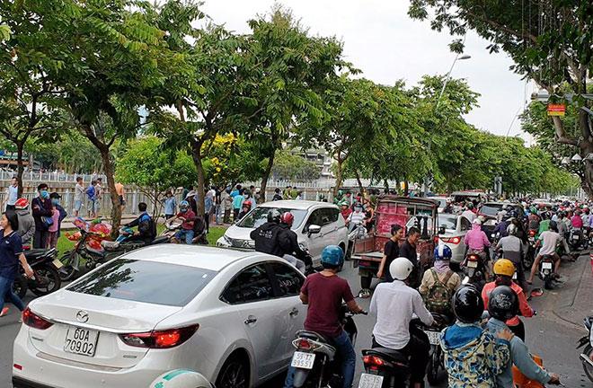 Người hiếu kỳ đứng xem xác chết, lực lượng chức năng mỏi miệng nhắc nhở-2