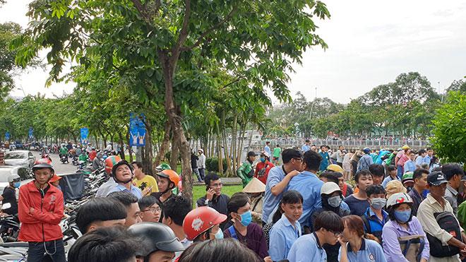 Người hiếu kỳ đứng xem xác chết, lực lượng chức năng mỏi miệng nhắc nhở-3