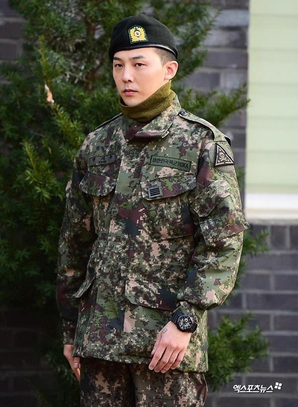 Vừa xuất ngũ, ông hoàng G-Dragon đã làm mạng xã hội dậy sóng với trang phục độc lạ-5