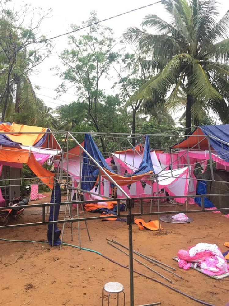 Cưới đúng ngày bão, rạp nhà gái bị gió quật tan hoang ngay trước lúc đón dâu-1