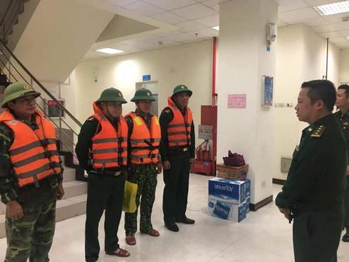 Đã cứu được 12 người trong vụ chìm tàu trên biển Hà Tĩnh-2