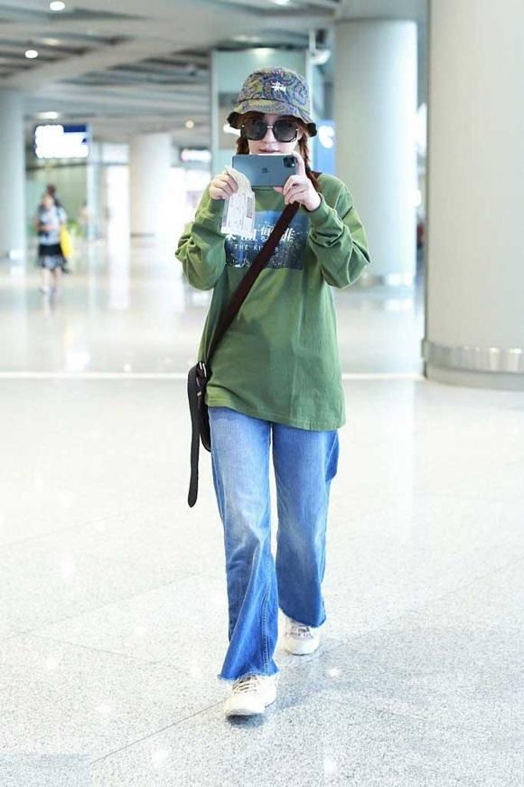 Bí quyết thời trang giúp Triệu Vy hack tuổi đẳng cấp dù với những món đồ giản dị-8