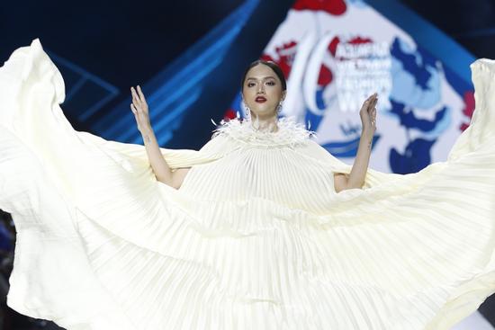 Hương Giang chắp tay bái lạy, tái hiện lại dáng pose 'tung cánh' huyền thoại trên sàn catwalk