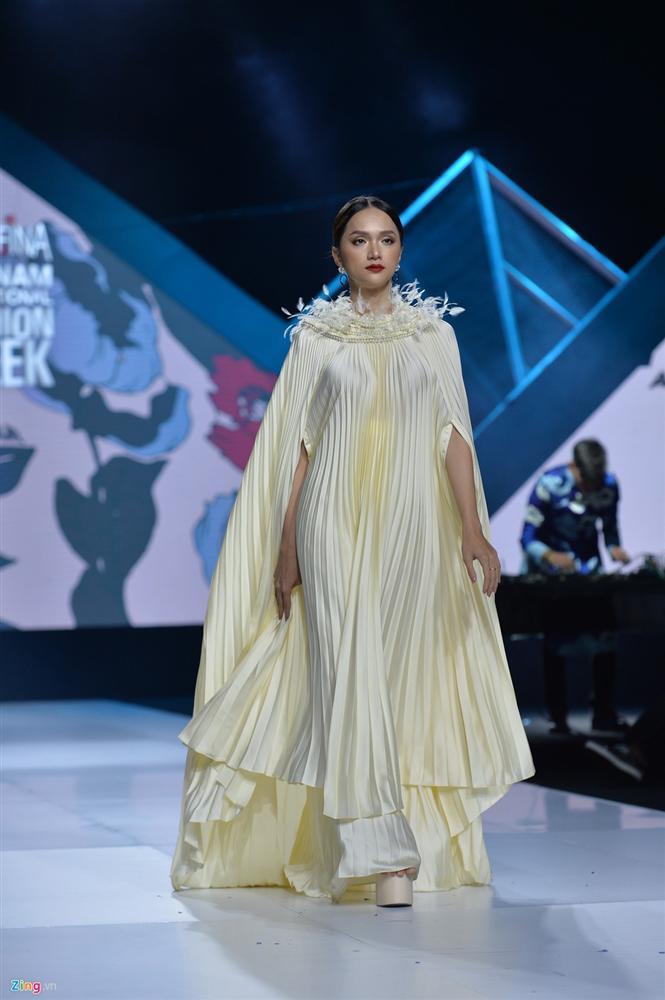 Hương Giang chắp tay bái lạy, tái hiện lại dáng pose tung cánh huyền thoại trên sàn catwalk-1