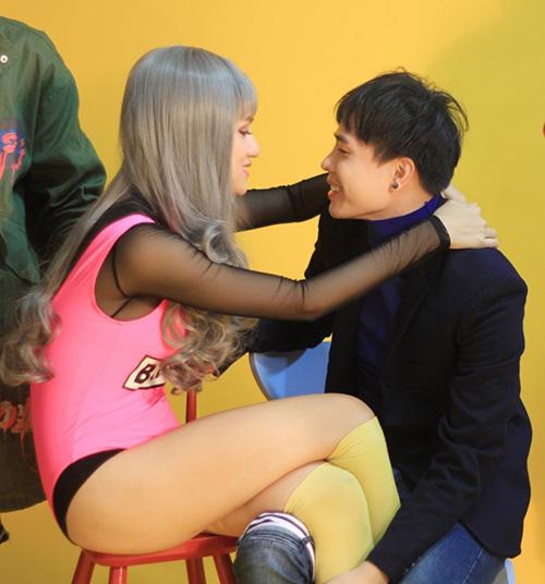 Soái ca nào đẹp đôi nhất khi kề cạnh Hương Giang: Criss Lai, Khánh Ngô, Philip Thinroj hay Sơn Tùng?-9