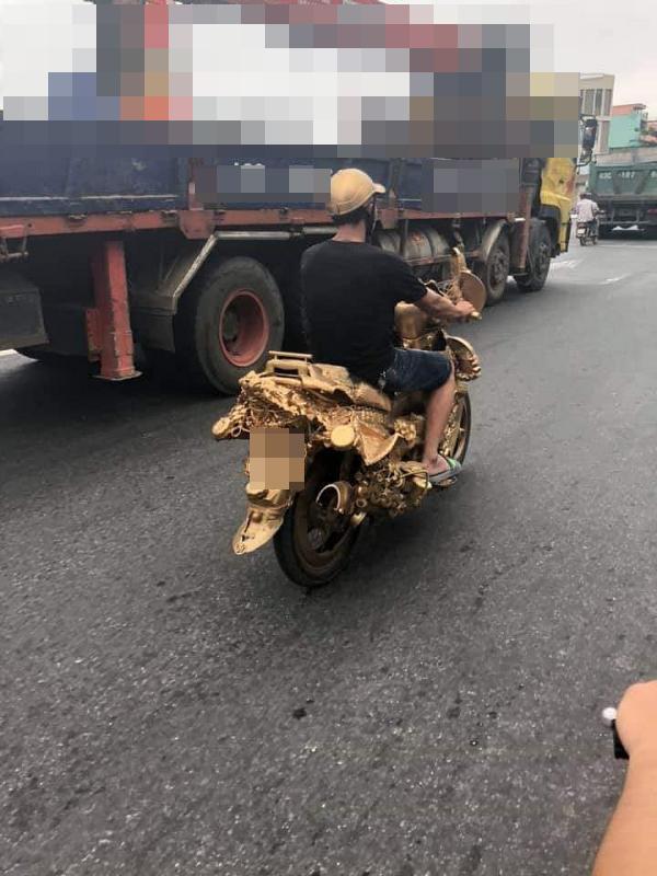 Dát vàng quanh người rồi lái xe vi vu dạo phố Sài Gòn, người đàn ông làm bao người choáng ngợp-2