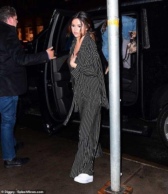 Vừa thầm trách Justin Bieber, Selena Gomez lại quay về hẹn hò giám đốc thời trang điển trai, giàu có?-1