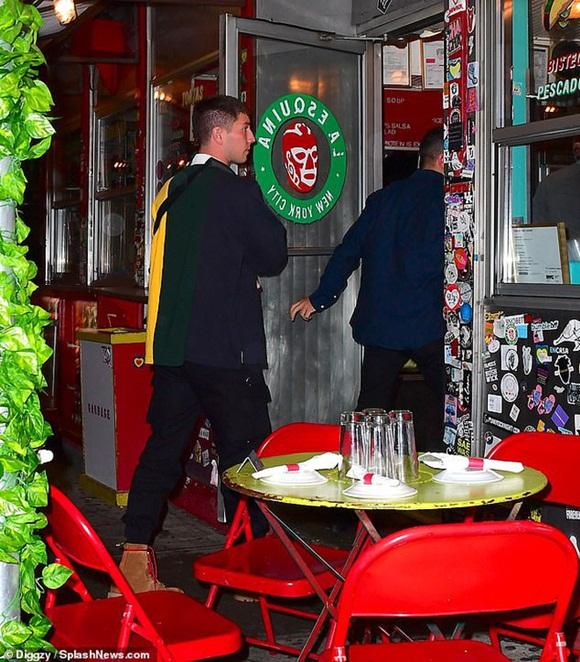 Vừa thầm trách Justin Bieber, Selena Gomez lại quay về hẹn hò giám đốc thời trang điển trai, giàu có?-6