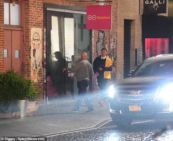 Vừa thầm trách Justin Bieber, Selena Gomez lại quay về hẹn hò giám đốc thời trang điển trai, giàu có?-7