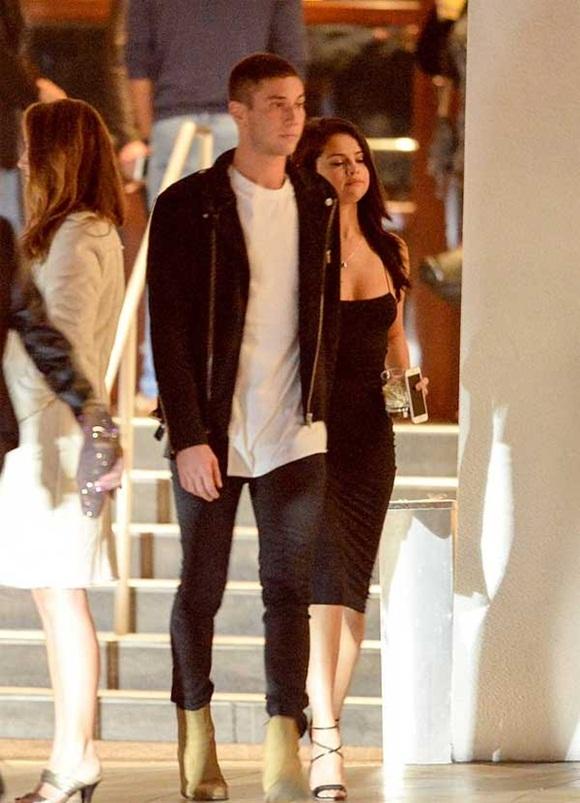 Vừa thầm trách Justin Bieber, Selena Gomez lại quay về hẹn hò giám đốc thời trang điển trai, giàu có?-9