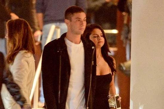 Vừa thầm trách Justin Bieber, Selena Gomez lại quay về hẹn hò giám đốc thời trang điển trai, giàu có?