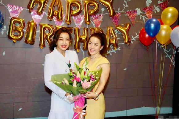 Vắng bóng chồng đại gia, Lưu Hiểu Khánh vẫn xuất hiện trẻ trung đón tuổi 67 bên bạn bè-2