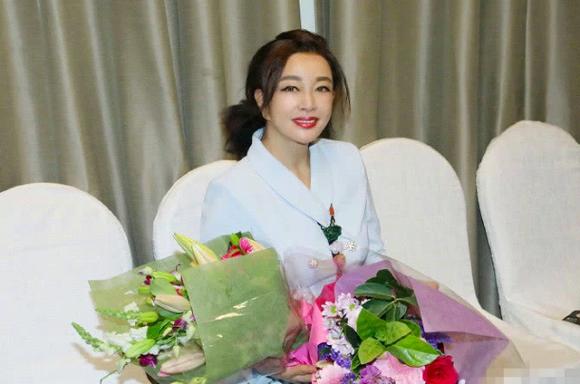 Vắng bóng chồng đại gia, Lưu Hiểu Khánh vẫn xuất hiện trẻ trung đón tuổi 67 bên bạn bè-3