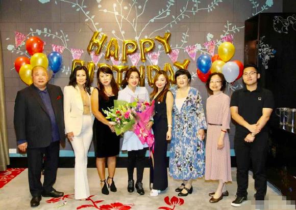 Vắng bóng chồng đại gia, Lưu Hiểu Khánh vẫn xuất hiện trẻ trung đón tuổi 67 bên bạn bè-4