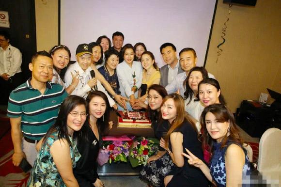 Vắng bóng chồng đại gia, Lưu Hiểu Khánh vẫn xuất hiện trẻ trung đón tuổi 67 bên bạn bè-5