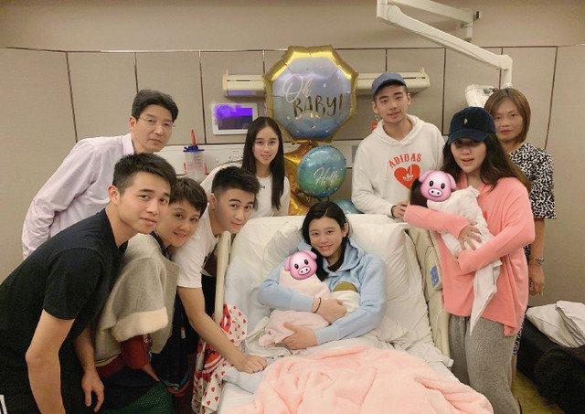 Mẹ chồng quyền lực của gia tộc sòng bạc thay đổi hẳn thái độ khi con dâu sinh cháu trai-1