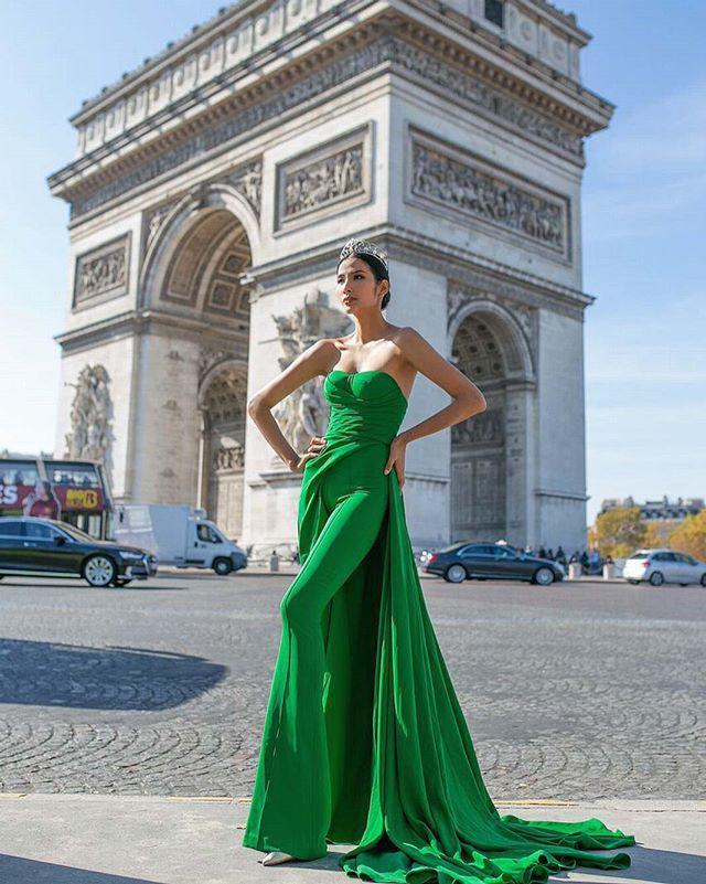 Một công đôi việc: Hoàng Thùy tự thiết kế váy lá chuối đón Halloween vừa định mang dự thi Miss Universe-7