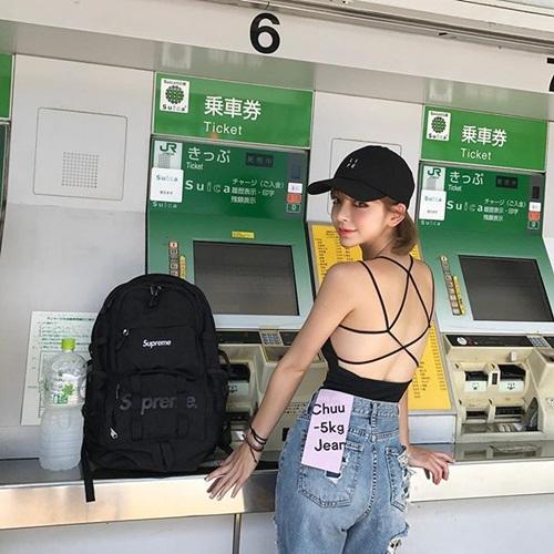 Gái trẻ mặc mát mẻ đi rút tiền, thế nhưng khi mặt thật lộ diện còn gây sốc hơn-2