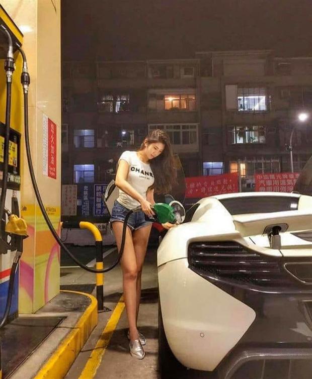 Chỉ đi đổ xăng girl xinh nổi như cồn với đôi chân dài miên man nhưng vào trang cá nhân mới bất ngờ-1