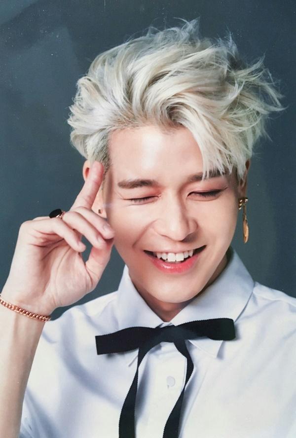 Ngay ngày đầu tiên của năm 2019, Kang Sung Hoon, mỹ nam không tuổi nhà YG đã thông báo rời nhóm SECHSKIES sau khi trở thành tâm điểm truyền thông với loạt scandal hẹn hò lén lút với fan, biển thủ quỹ fanclub và bê bối đột nhập vào nhà của quản lí cũ.