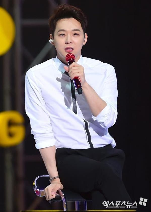 Ngày 24/4,  “hoàng tử gác mái” Park Yoochun rút khỏi đội hình JYJ sau khi nhận tội đã từng sử dụng ma túy cùng hôn thê Hwang Hana.