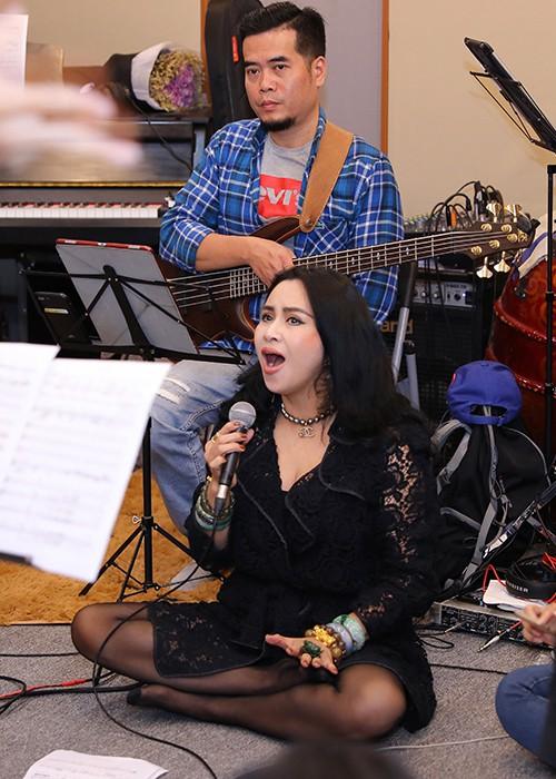 "Chỉ cần giữ bản thân luôn khoẻ mạnh, hạnh phúc và một năng lượng sống tích cực thì tự khắc vẻ đẹp của thanh xuân sẽ quay trở lại", cô chia sẻ.