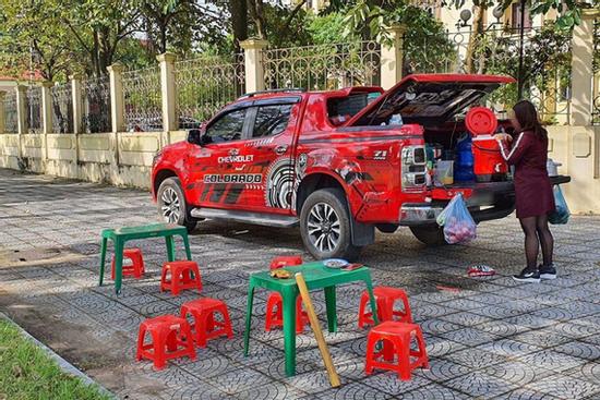 Sắm hẳn ô tô xịn sò đi bán nước dạo, chị chủ làm dân tình xôn xao khi khởi nghiệp chỉ vì đam mê