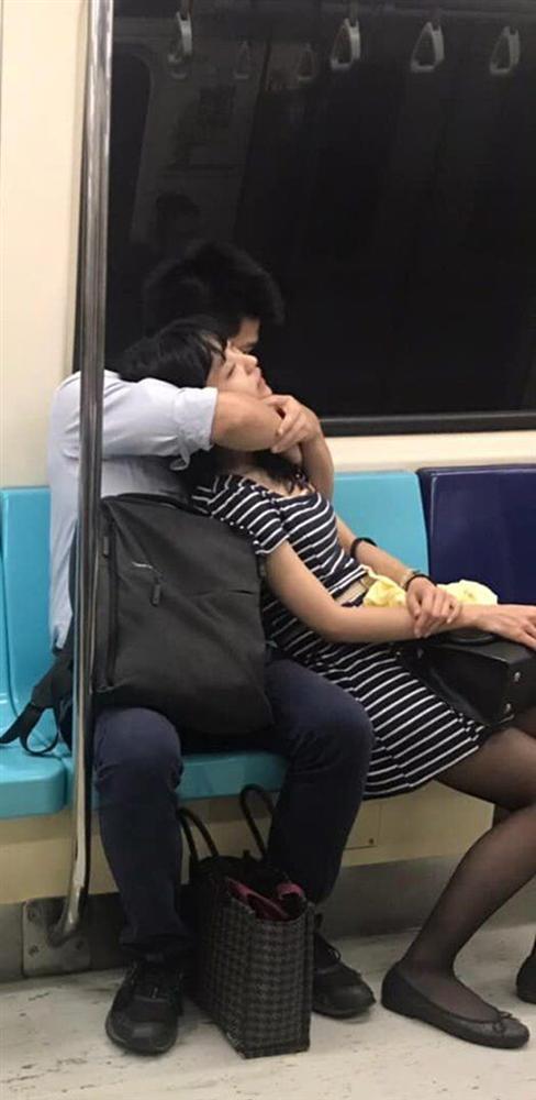 Cặp đôi thản nhiên diễn cảnh tình cảm trên tàu nhưng dân mạng quan tâm nhất là thái độ người thứ 3-2