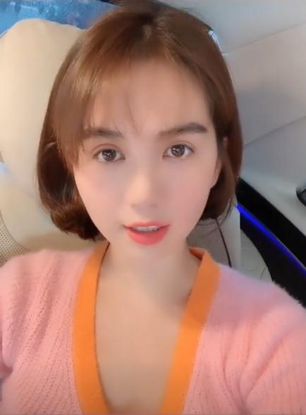 Ngọc Trinh về quê thăm bố mẹ nhưng ai nấy chỉ quan tâm 2 chiếc phong bì bạn trai gửi kèm-1