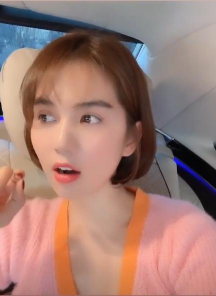 Ngọc Trinh về quê thăm bố mẹ nhưng ai nấy chỉ quan tâm 2 chiếc phong bì bạn trai gửi kèm-2