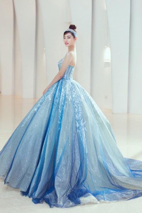 Hương Giang diện đầm cắt xẻ táo bạo khoe dáng nuột - Ngọc Trinh nửa kín nửa hở sang chảnh hết nấc-6