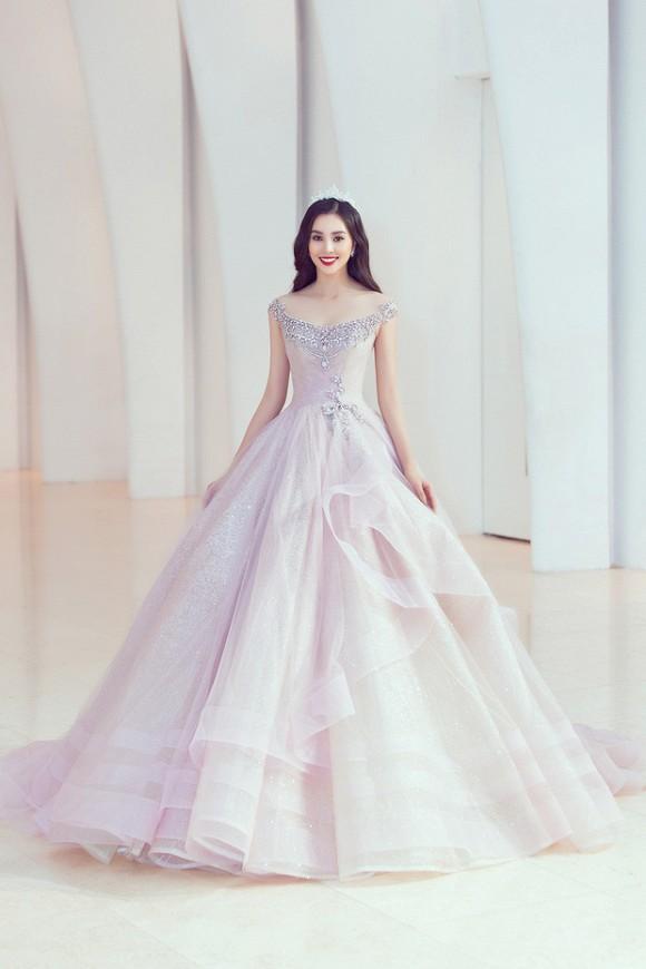 Hương Giang diện đầm cắt xẻ táo bạo khoe dáng nuột - Ngọc Trinh nửa kín nửa hở sang chảnh hết nấc-9