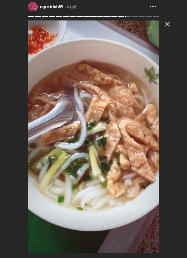 Ngọc Trinh về quê thăm bố mẹ nhưng ai nấy chỉ quan tâm 2 chiếc phong bì bạn trai gửi kèm-6