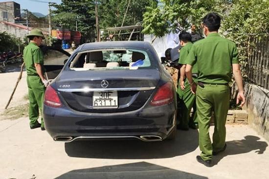 Xe Mercedes bỏ bên đường với nhiều vết máu