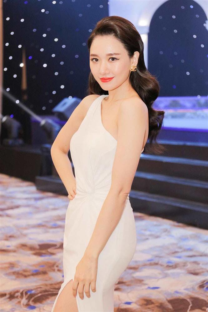 Hari Won đăng ảnh cận mặt đầy rạng rỡ, CĐM nhanh chóng soi vết kì lạ dưới đôi môi-4