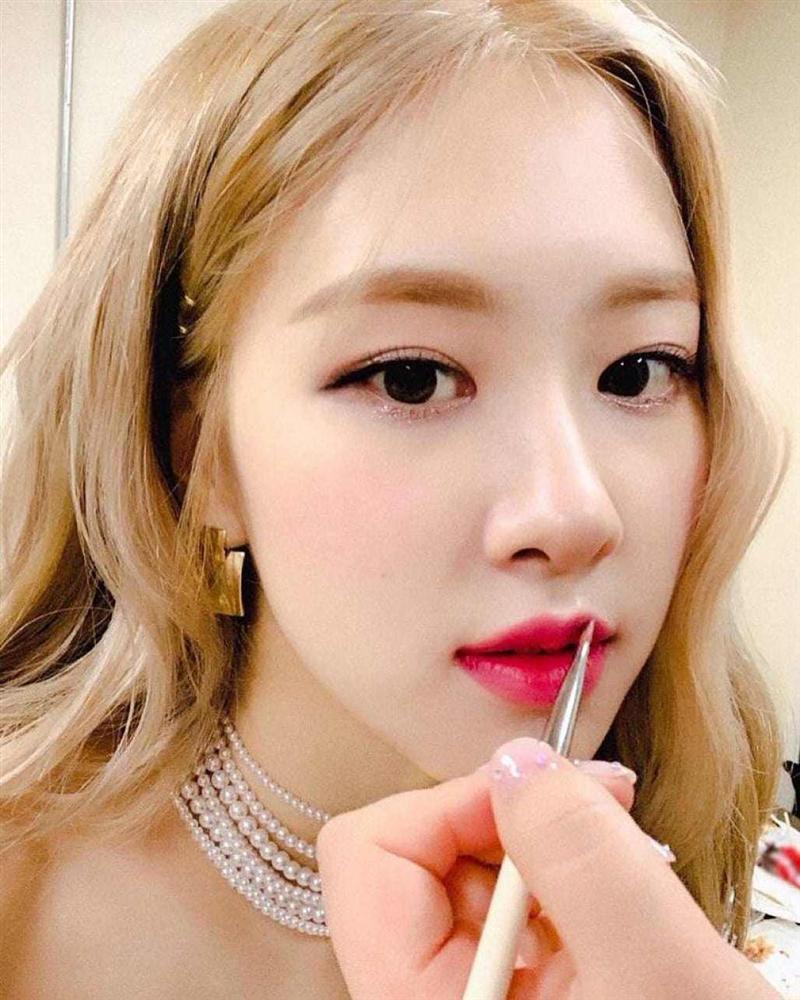 Hari Won đăng ảnh cận mặt đầy rạng rỡ, CĐM nhanh chóng soi vết kì lạ dưới đôi môi-12